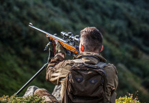 Unità dei cacciatori, la campagna dell’Arcicaccia Unità dei cacciatori: cacciatore con carabina su appoggio, di spalle