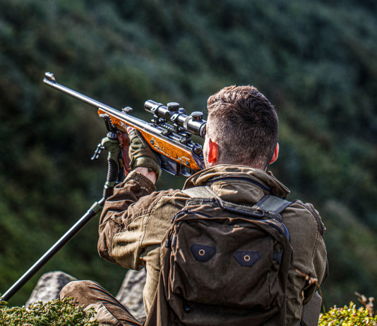 Unità dei cacciatori, la campagna dell’Arcicaccia Unità dei cacciatori: cacciatore con carabina su appoggio, di spalle