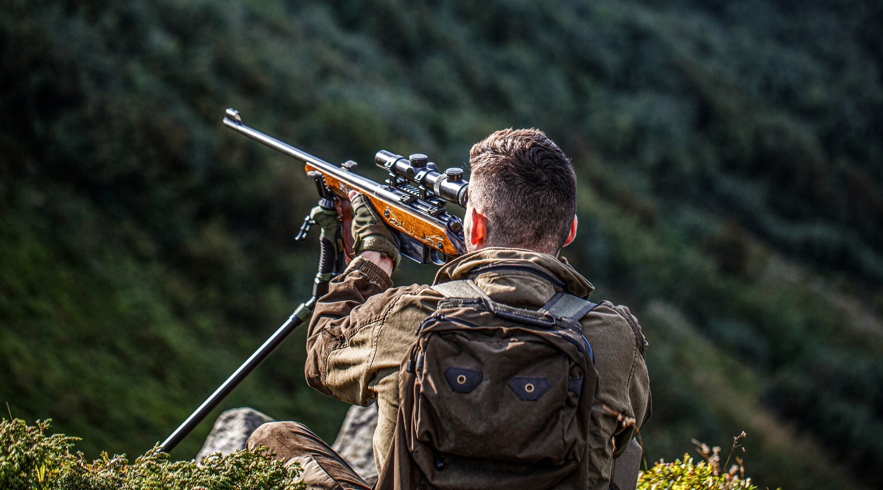 Unità dei cacciatori: cacciatore con carabina su appoggio, di spalle
