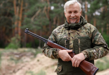 Unità dei cacciatori, l’Arcicaccia: “Partiamo dallo statuto” Unità dei cacciatori: cacciatore con fucile sorride