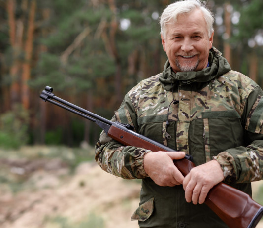 Unità dei cacciatori, l’Arcicaccia: “Partiamo dallo statuto” Unità dei cacciatori: cacciatore con fucile sorride