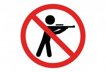 Peste suina africana, governo vieta la caccia in 114 comuni Peste suina africana: cartello con simbolo di divieto di caccia