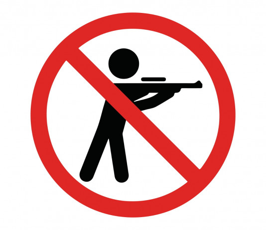 Peste suina africana, governo vieta la caccia in 114 comuni Peste suina africana: cartello con simbolo di divieto di caccia