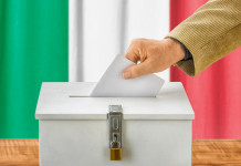 Referendum sulla caccia: ecco il numero di firme Referendum sulla caccia: mano deposita scheda in urna elettorale