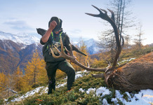 Caccia Magazine marzo 2022 in edicola dal 19 febbraio Caccia Magazine marzo 2022: Andrea Cavaglià con cervo cacciato sulle Alpi