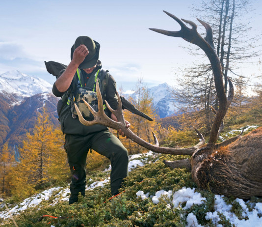 Caccia Magazine marzo 2022 in edicola dal 19 febbraio Caccia Magazine marzo 2022: Andrea Cavaglià con cervo cacciato sulle Alpi