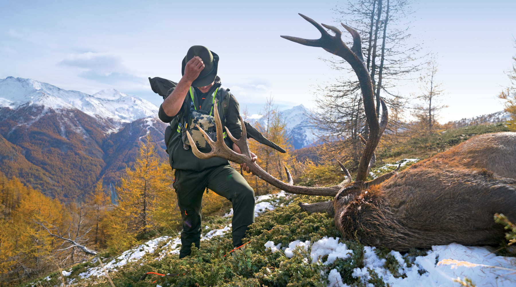 Caccia Magazine marzo 2022: Andrea Cavaglià con cervo cacciato sulle Alpi