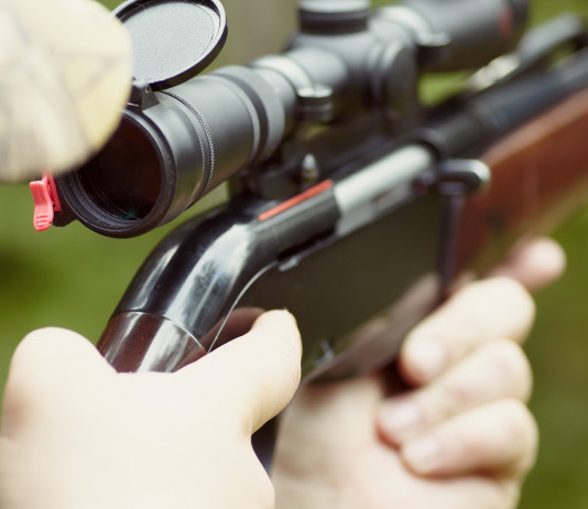 Caccia in Lombardia: la giunta propone modifiche Caccia in Lombardia: cacciatore con carabina e ottica