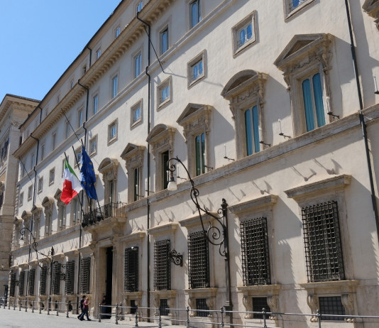 Fine dello stato d’emergenza e porto d’armi: la situazione Fine dello stato d’emergenza e porto d'armi: facciata di Palazzo Chigi