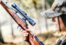 Sondaggio del Wwf sulla caccia: i dati Sondaggio del Wwf sulla caccia: cacciatrice con carabina