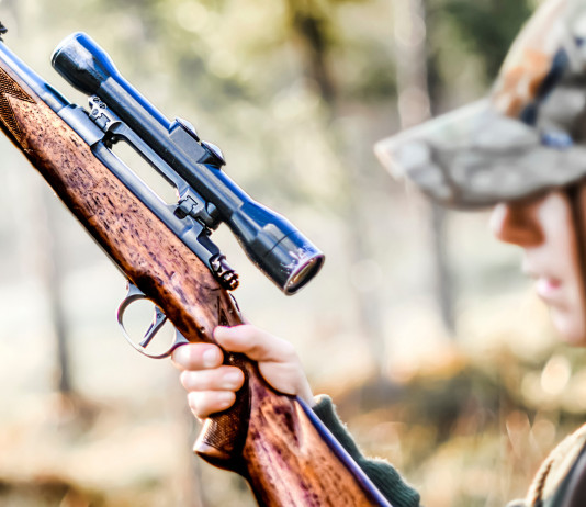 Sondaggio del Wwf sulla caccia: i dati Sondaggio del Wwf sulla caccia: cacciatrice con carabina