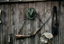 Caccia in Europa e in Italia: webinar su due modelli a confronto Caccia in Europa e in Italia: attrezzatura da caccia appesa a parete di legno