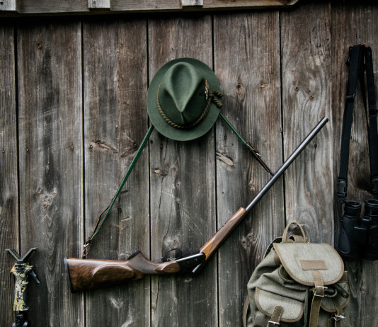 Caccia in Europa e in Italia: webinar su due modelli a confronto Caccia in Europa e in Italia: attrezzatura da caccia appesa a parete di legno