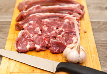 Carne di cinghiale nei punti vendita Metro Carne di cinghiale nei punti vendita Metro: carne di cinghiale su tagliere, con aglio e coltello