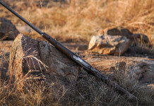 Caccia in Africa e biodiversità: incontro al parlamento europeo Caccia in Africa: carabina di ranger appoggiata su una roccia