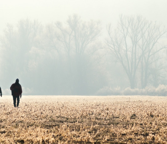 Guardie venatorie volontarie, Fidc chiede confronto a Toscana Guardie venatorie volontarie: due cacciatori di spalle nella nebbia