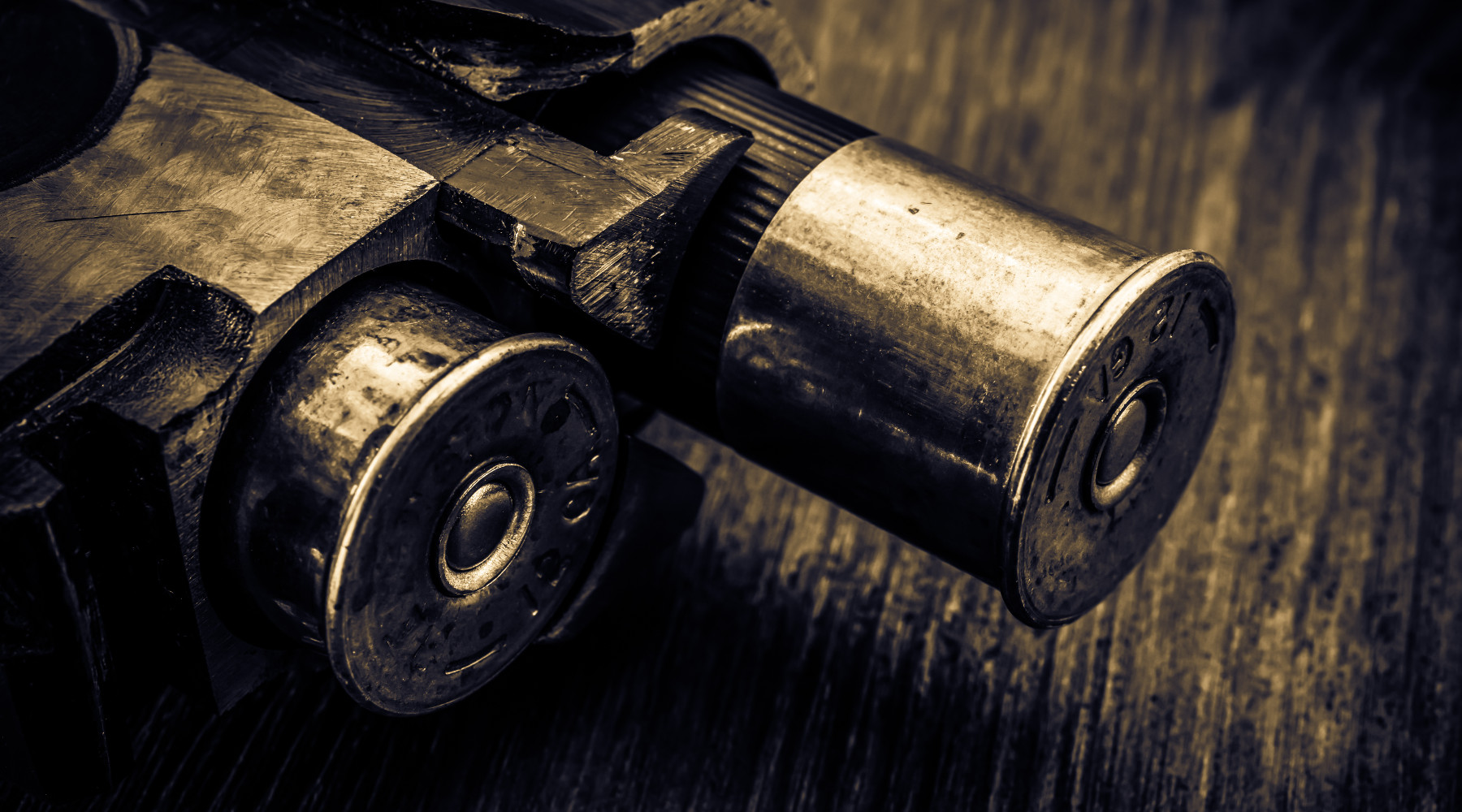 Munizioni in piombo inserite in fucile sovrapposto vintage