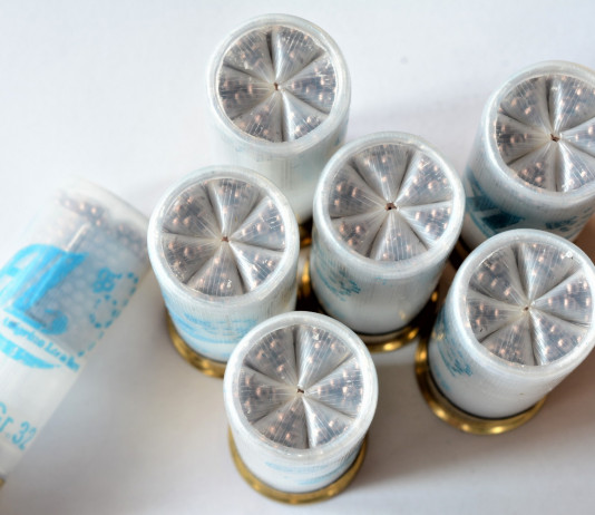 Ricarica di munizioni calibro 12 con Anigrina lamellare Ricarica di munizioni calibro 12 con Anigrina lamellare