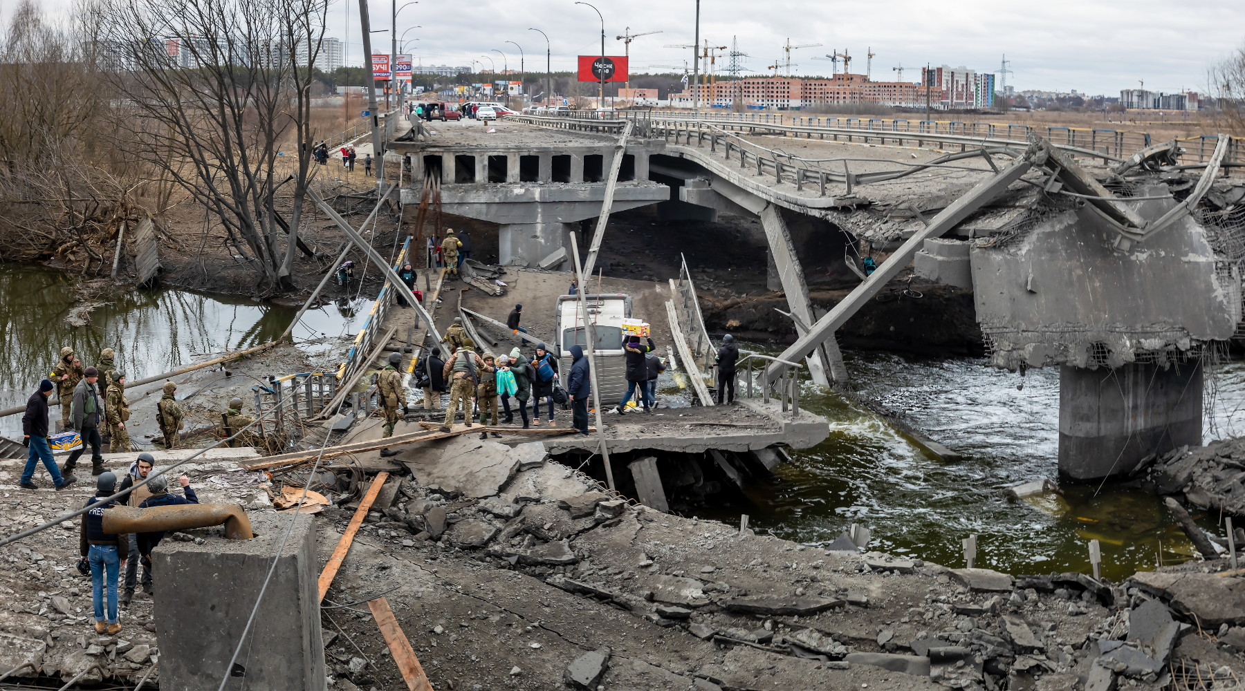 Guerra e biodiversità a rischio: ponte distrutto a Kiev
