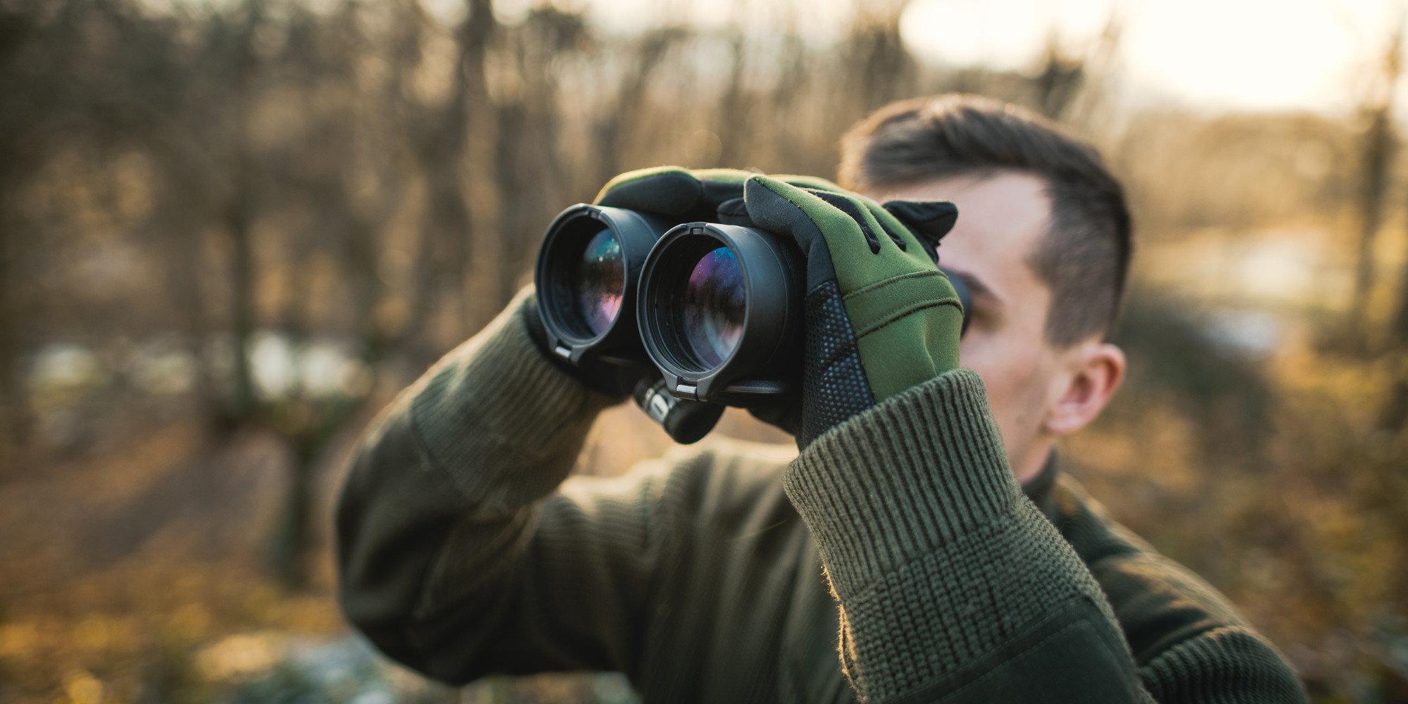 La salute degli occhi a caccia: cacciatore con binocolo