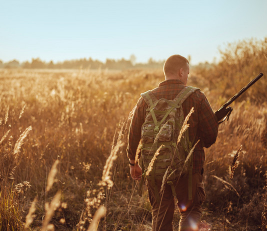 Associazione di riservisti, l’attacco della Libera Caccia Associazione di riservisti: cacciatore di spalle in campo