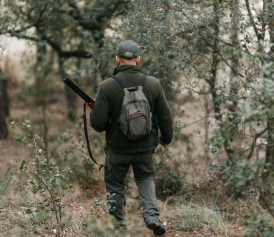 Nuova associazione di riservisti: l’annuncio ufficiale Nuova associazione di riservisti: cacciatore di spalle nella foresta