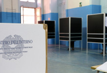 La caccia nei programmi elettorali: la posizione di Arcicaccia La caccia nei programmi elettorali: seggio elettorale con urna elettorale in primo piano