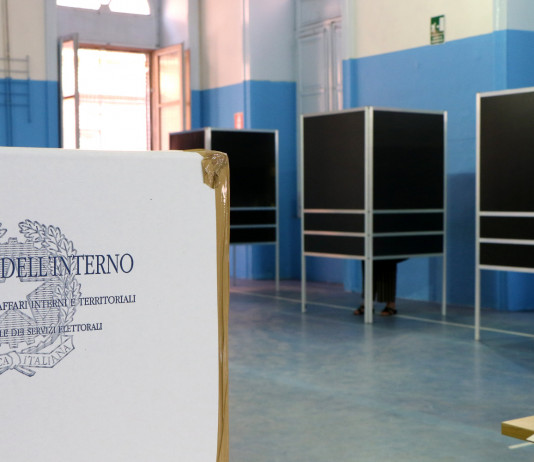 La caccia nei programmi elettorali: la posizione di Arcicaccia La caccia nei programmi elettorali: seggio elettorale con urna elettorale in primo piano