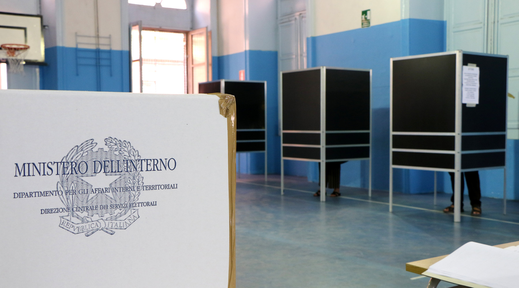 La caccia nei programmi elettorali: seggio elettorale con urna elettorale in primo piano