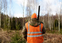 Calendari venatori 2022/2023: la situazione Calendari venatori 2022 2023: cacciatore di spalle in alta visibilità