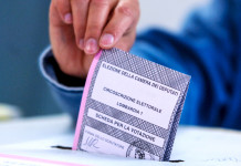 Parlamentari vicini alla caccia: l’elenco degli eletti Candidati vicini alla caccia; elettore imbuca scheda nell'urna elettorale