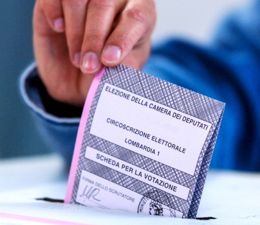 Parlamentari vicini alla caccia: l’elenco degli eletti Candidati vicini alla caccia; elettore imbuca scheda nell'urna elettorale