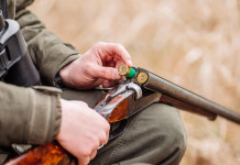 Salta la cabina delle associazioni venatorie delle Marche Salta la cabina delle associazioni venatorie delle Marche: cacciatore carica fucile