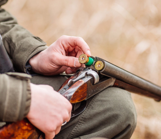 Salta la cabina delle associazioni venatorie delle Marche Salta la cabina delle associazioni venatorie delle Marche: cacciatore carica fucile