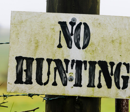 Sospesa l’apertura della caccia in Umbria Sospesa l’apertura della caccia in Umbria: cartello con divieto di caccia