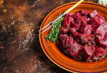 La filiera della carne di selvaggina a Caccia Village La filiera della carne di selvaggina a Caccia Village: piatto con carne di selvaggina