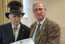 Claudio Menapace Gentiluomo cacciatore 2022 Claudio Menapace Gentiluomo cacciatore 2022, insieme a Massimo Buconi (presidente nazionale Federcaccia)