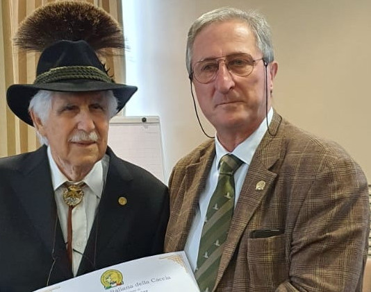 Claudio Menapace Gentiluomo cacciatore 2022 Claudio Menapace Gentiluomo cacciatore 2022, insieme a Massimo Buconi (presidente nazionale Federcaccia)