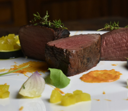 Daino alla brace con profumi dell’orto: la ricetta Daino alla brace con profumi dell’orto la ricetta