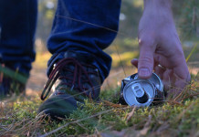 Raddoppiato il valore economico delle iniziative Federcaccia Raddoppiato il valore economico delle iniziative Federcaccia: mano raccoglie lattina nella foresta