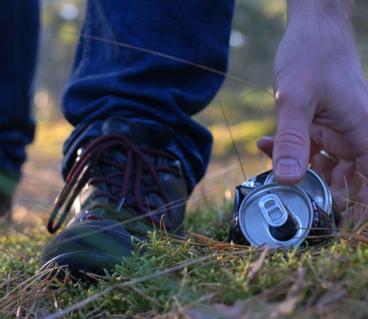 Raddoppiato il valore economico delle iniziative Federcaccia Raddoppiato il valore economico delle iniziative Federcaccia: mano raccoglie lattina nella foresta