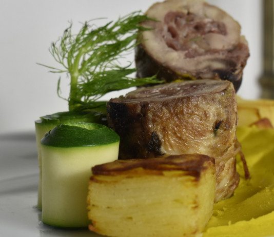 Rotolo di pernice selvatica con pavé di patate: la ricetta Rotolo di pernice selvatica con pavé di patate la ricetta