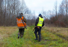 Coordinamento degli Atc toscani, rottura tra associazioni venatorie Coordinamento degli Atc toscani: due cacciatori con gilet alta visibilità, di spalle