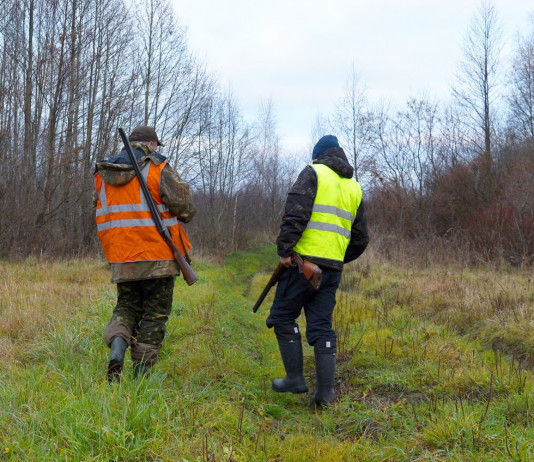 Coordinamento degli Atc toscani, rottura tra associazioni venatorie Coordinamento degli Atc toscani: due cacciatori con gilet alta visibilità, di spalle