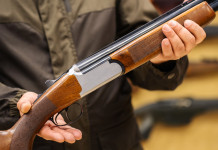 Quali i migliori prodotti da caccia del 2022? Quali i migliori prodotti da caccia del 2022: cacciatore tiene in mano un fucile