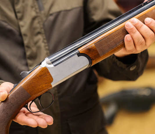 Quali i migliori prodotti da caccia del 2022? Quali i migliori prodotti da caccia del 2022: cacciatore tiene in mano un fucile