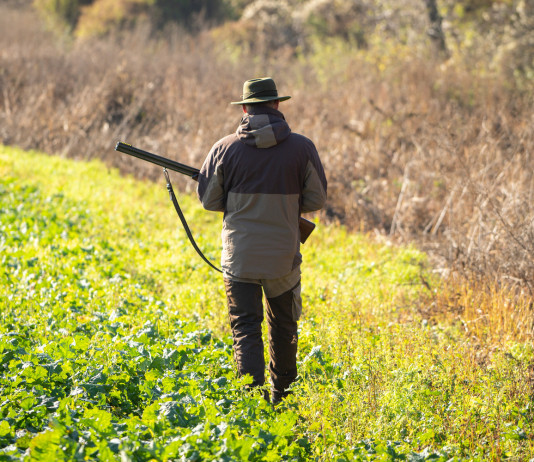 Caccia sociale, i timori della Libera Caccia Caccia sociale: cacciatore di spalle
