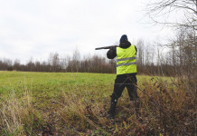 Calendario venatorio delle Marche, altre scintille Fidc-Arcicaccia Calendario venatorio delle Marche: cacciatore con gilet alta visibilità