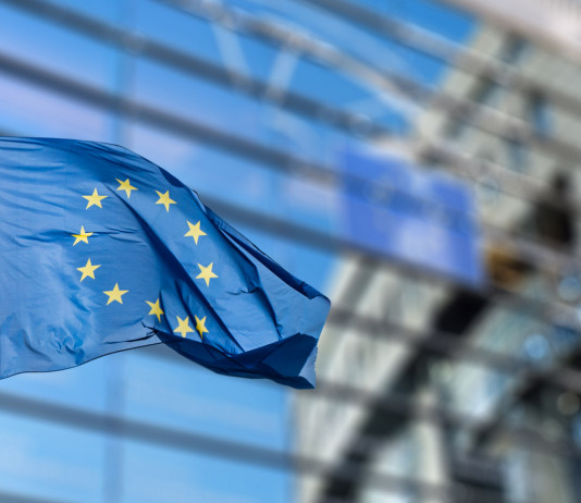 Controllo faunistico, Commissione Ue scrive a governo Controllo faunistico: bandiera dell'unione europea davanti a palazzo Berlaymont