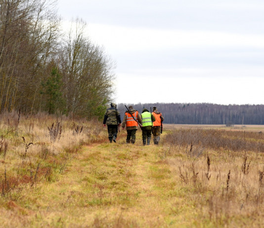 Delega alla caccia in Lombardia, la posizione di Fidc Brescia Delega alla caccia in Lombardia: di spalle, quattro cacciatori in alta visibilità